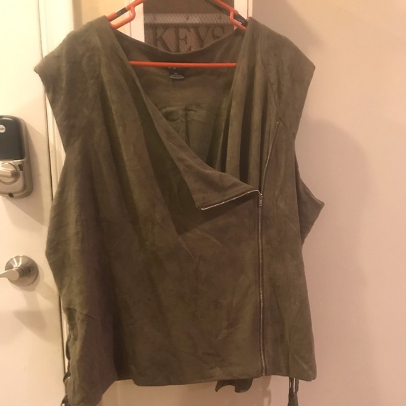 City Chic Vest. Size XXL (24) - Picture 2 of 5